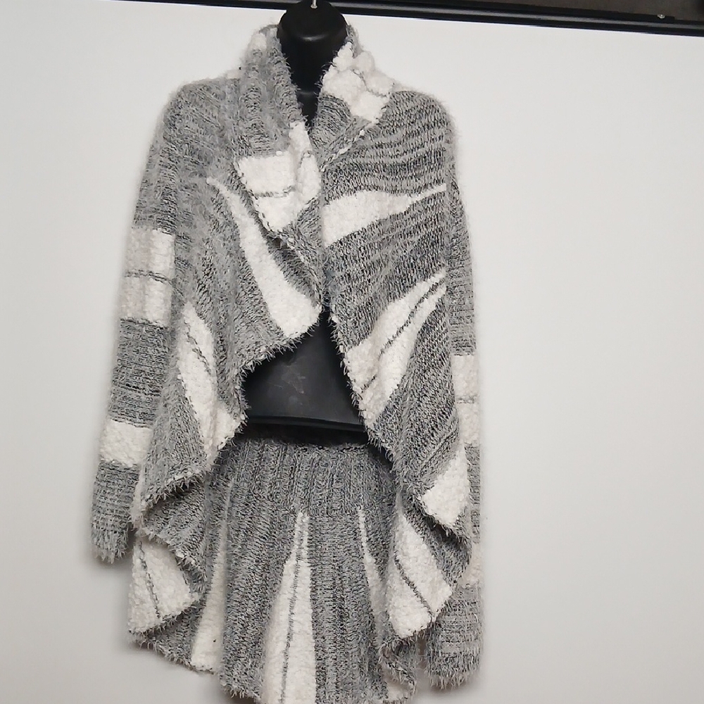 Love Scarlett Gray and White Women cardigan wrap Size Petite Large NWOT
